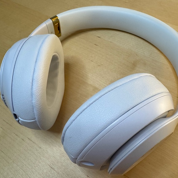 Beats Studio3 Over-Ear Bluetooth Headphones in White w/ Pure ANC - Picture 10 of 15